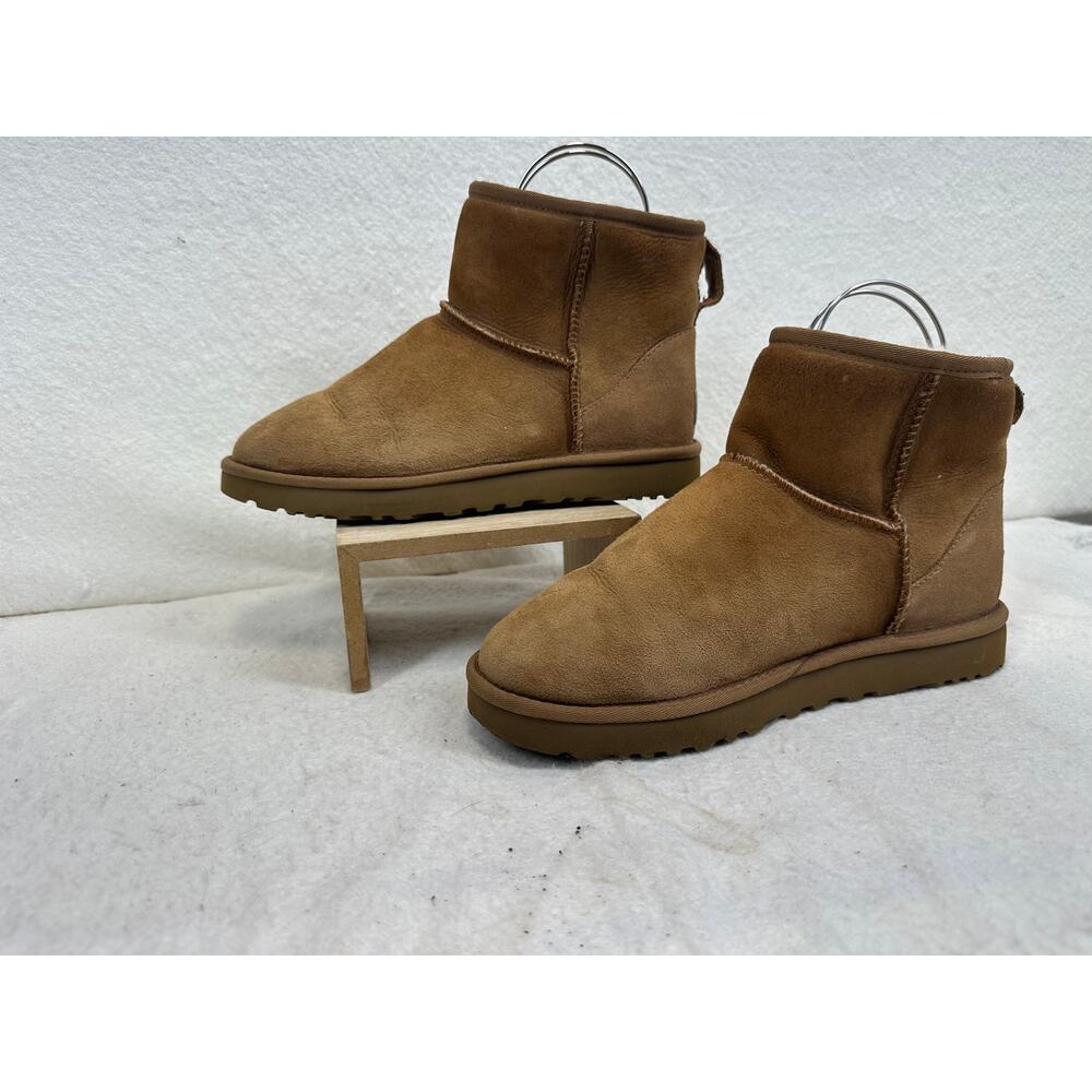 Ugg Women's Tan Classic Mini II Suede Boot SZ 8 Like New Condition Loungewear